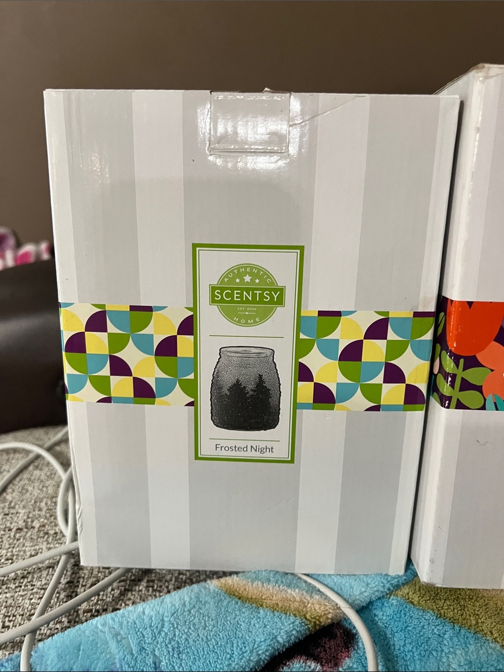 Scentsy White Wax Warmer with Multicolor Geometric Band